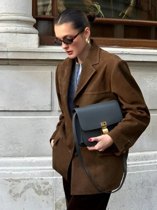 Elegant kvinders ruskindsblazer i moderne tidløst design, struktureret snit, beige nuance, perfekt til formelle lejligheder.