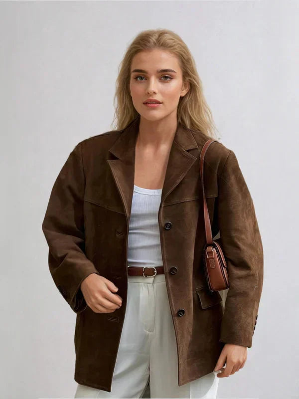 Elegant kvinders ruskindsblazer i moderne tidløst design, struktureret snit, beige nuance, perfekt til formelle lejligheder.