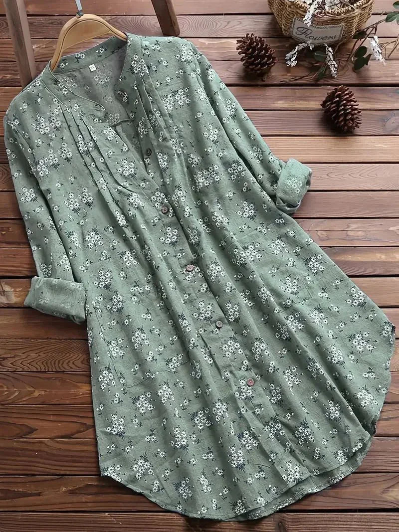 Elegant kvinders sommerbluse med klassisk blomsterprint og løs pasform, perfekt til casual brug.