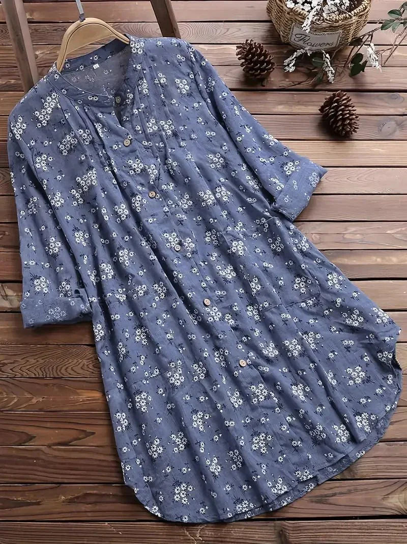 Komfortabel fritidsbluse for kvinder med et levende blomsterprint og afslappet snit.