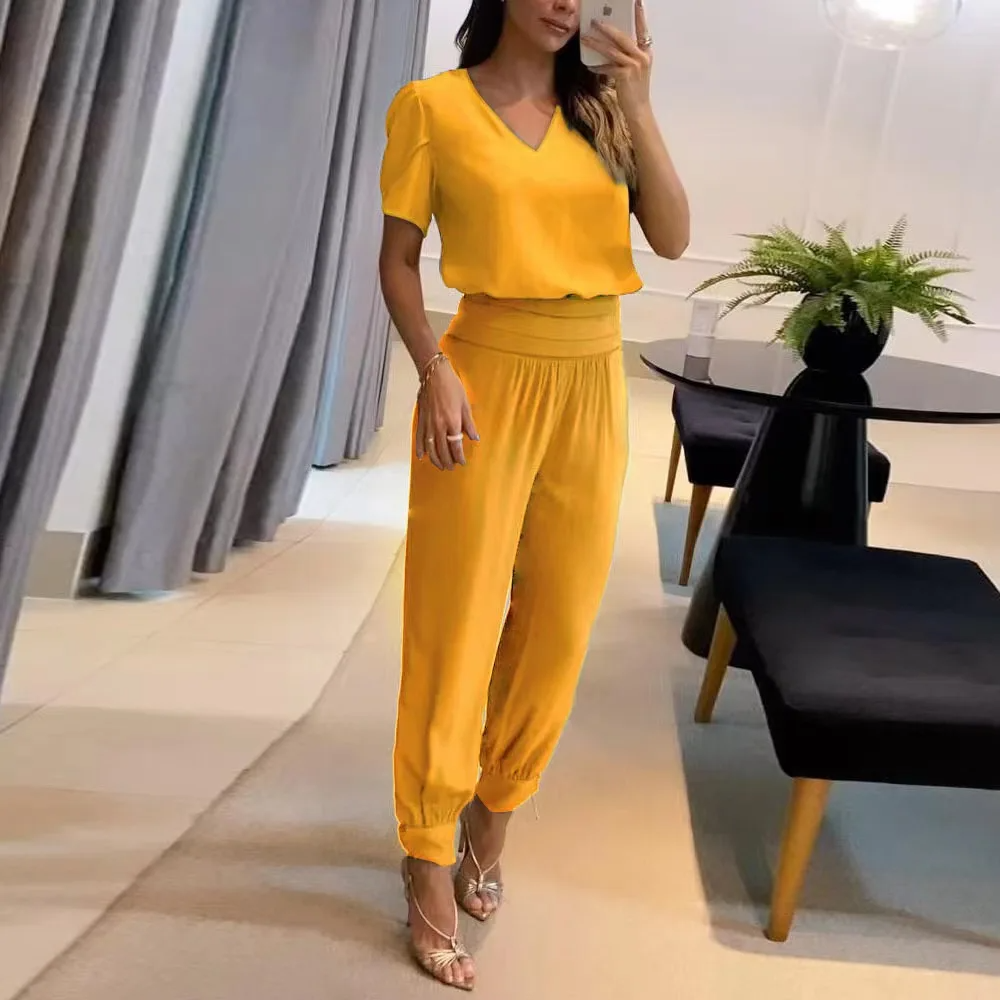 Komplet outfit: elegant kvinders to-delt sæt med matchende top og bukser. Stilfuldt og komfortabelt til enhver anledning.
