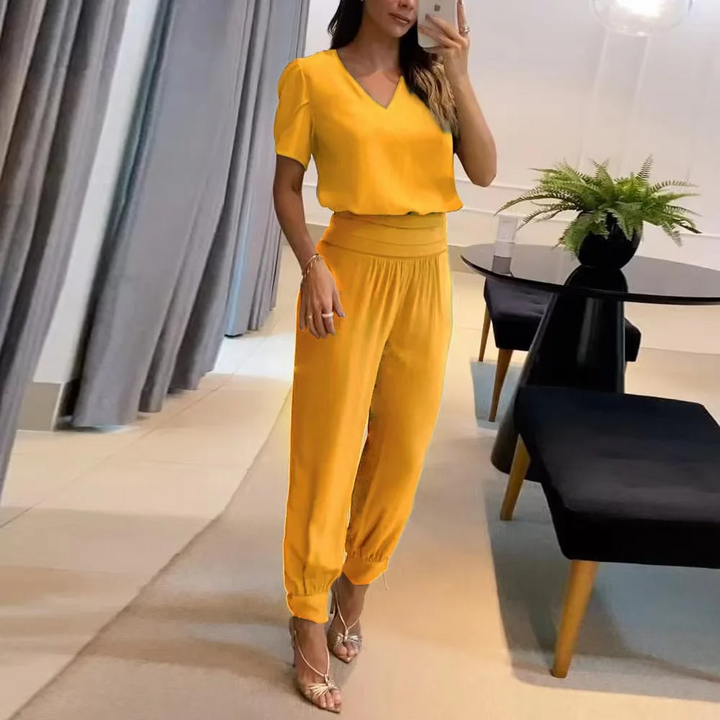 Komplet outfit: elegant kvinders to-delt sæt med matchende top og bukser. Stilfuldt og komfortabelt til enhver anledning.
