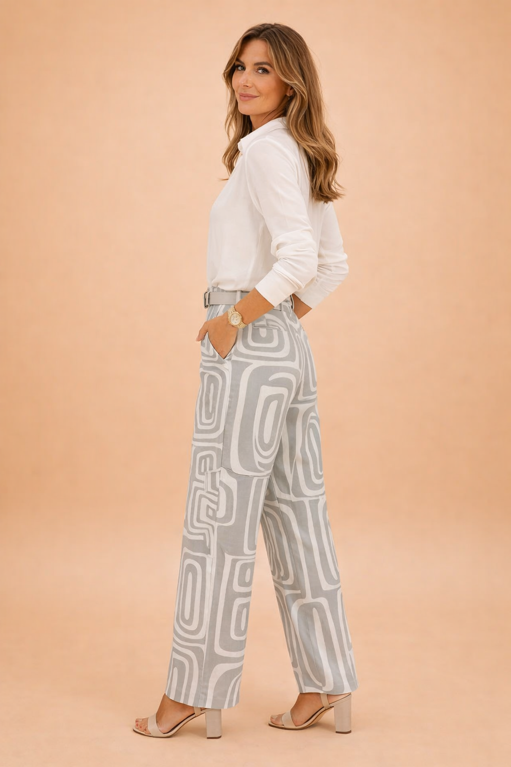 Komplet dame sæt med elegant skjorte og matchende mønstrede bukser. Perfekt til et smart, alsidigt look.