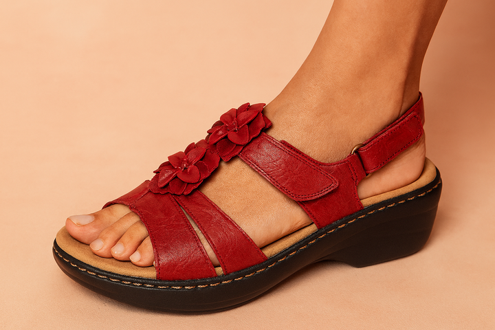 Detaljebillede af elegante kilesandaler med levende blomsterprint og justerbare stropper til kvinders sommerlook.
