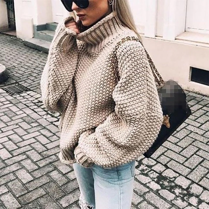 Elegant kvindesweater med stilfuld halvhøj krave, perfekt til hverdag og fest. Komfortabel striktop i moderne design.