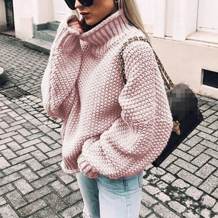 Komfortabel kvindesweater i strik med elegant halvhøj krave. En allround top til moderne hverdagslook.
