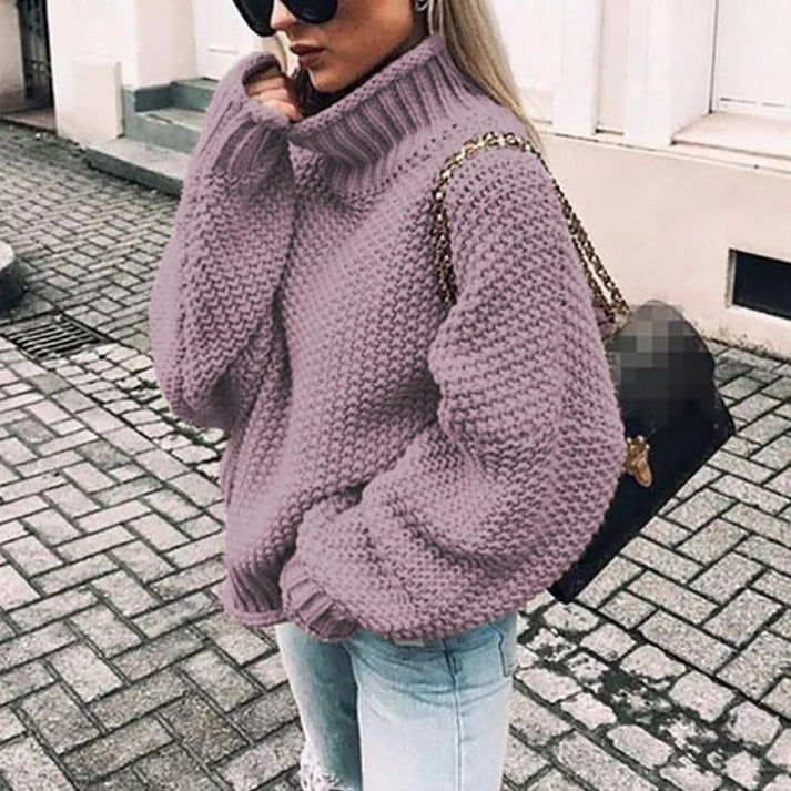 Stilfuld kvindesweater med halvhøj krave i blød strik. Elegant og komfortabel top, perfekt til den modebevidste kvinde.