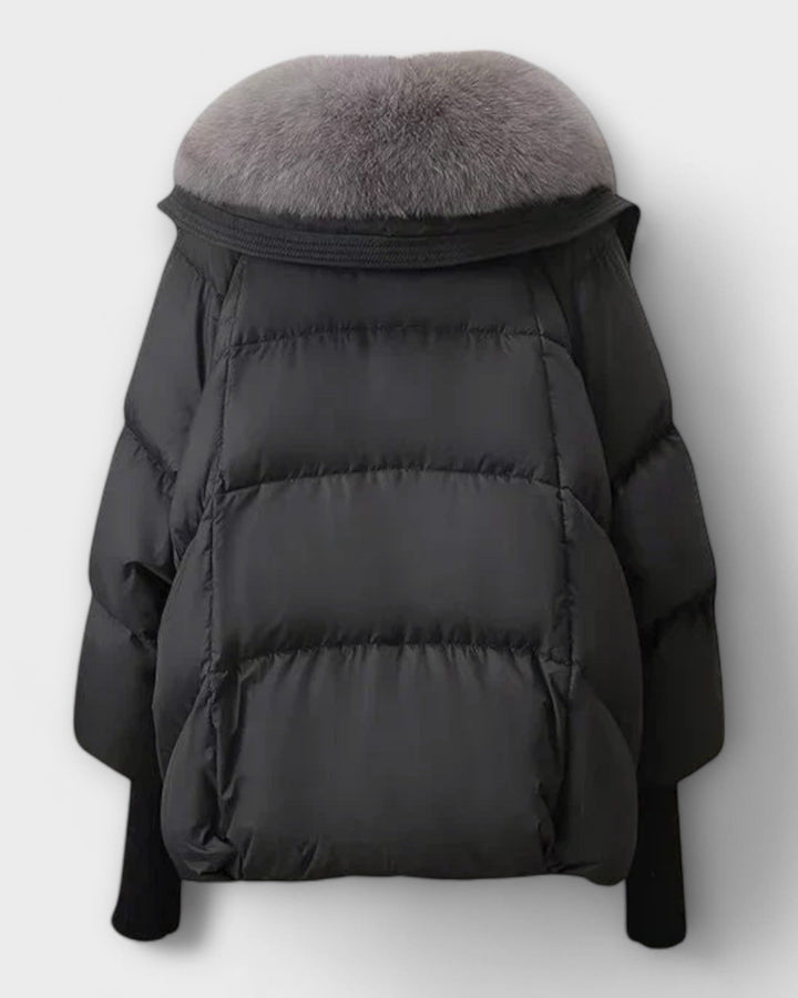 Varm og elegant damefrakke i høj kvalitet med luksuriøst pelsfor, ideel til et stilfuldt vinteroutfit.