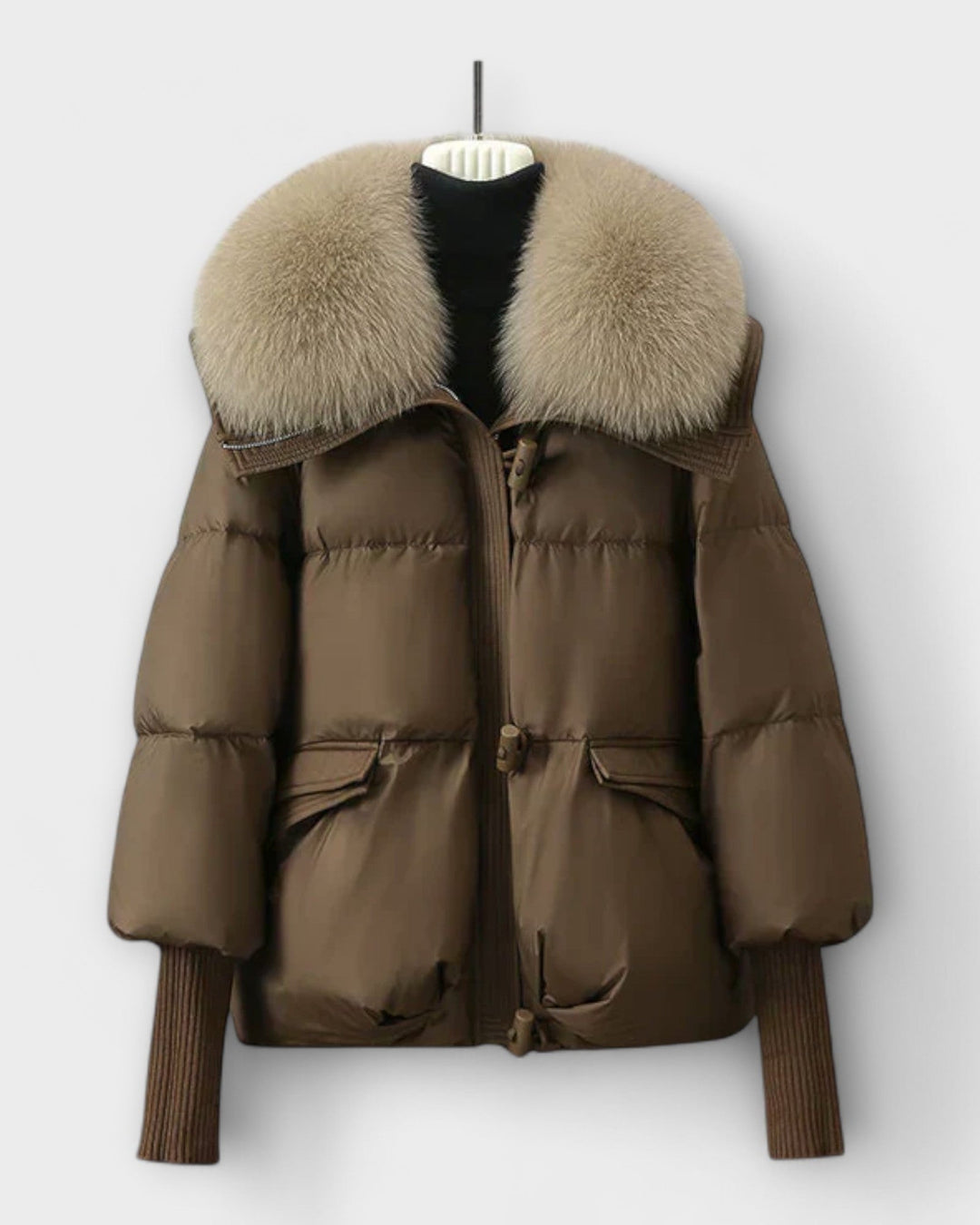 Denne varme og elegante kvindefrakke med pelsfor sikrer stil og komfort gennem hele vinteren.
