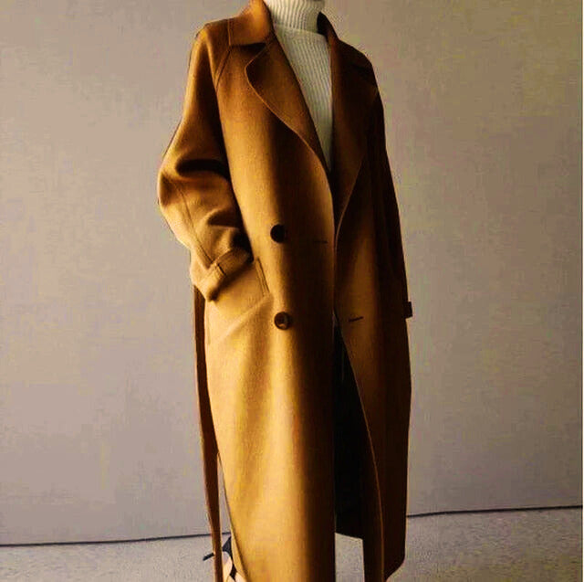 Lang damefrakke i stilfuldt design, perfekt som beige vinterfrakke for komfortabel vintermode.