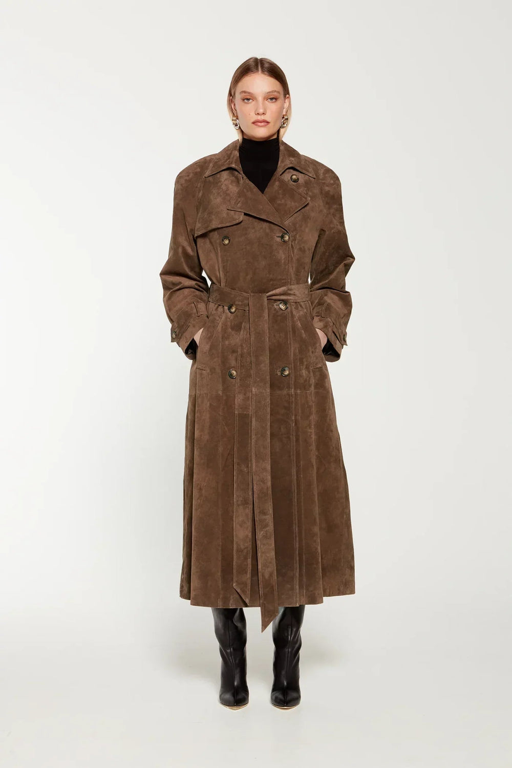 Moderne skræddersyet kvindefrakke i chic stil. Lang brun frakke med bælte, ideel til elegant overtøj.