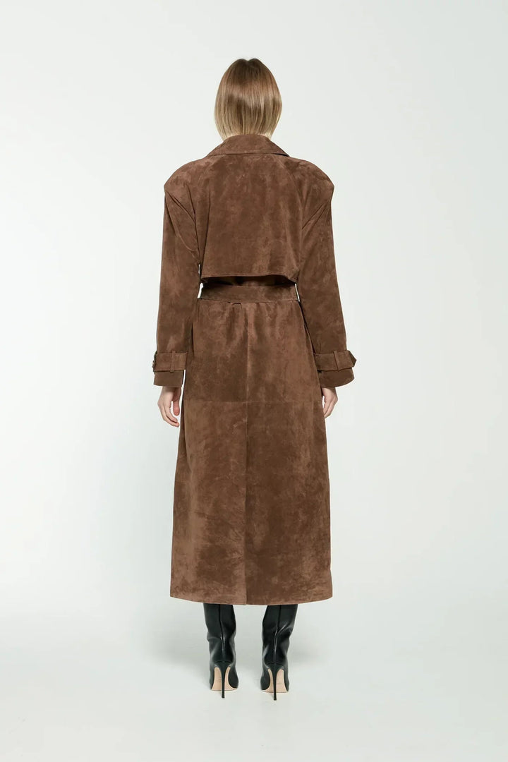 Tidløs lang elegant damefrakke i brun. Moderne bælte frakke for en chic og sofistikeret efterårslook.