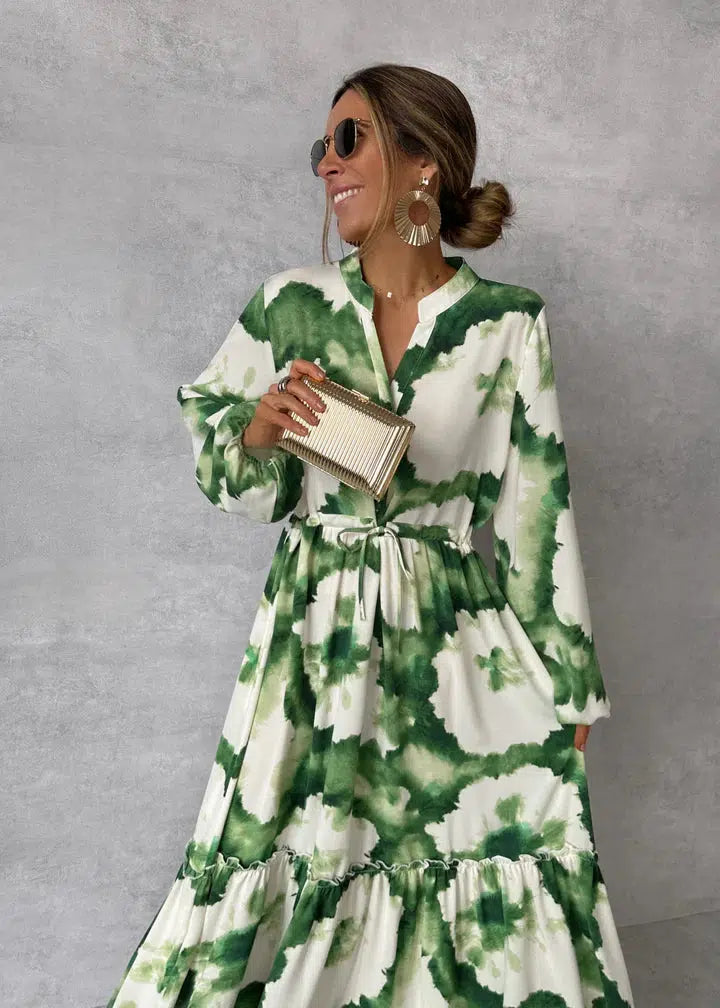 Elegant lang damekjole med smukt grønt print, perfekt som sommerkjole eller festkjole til kvinder.
