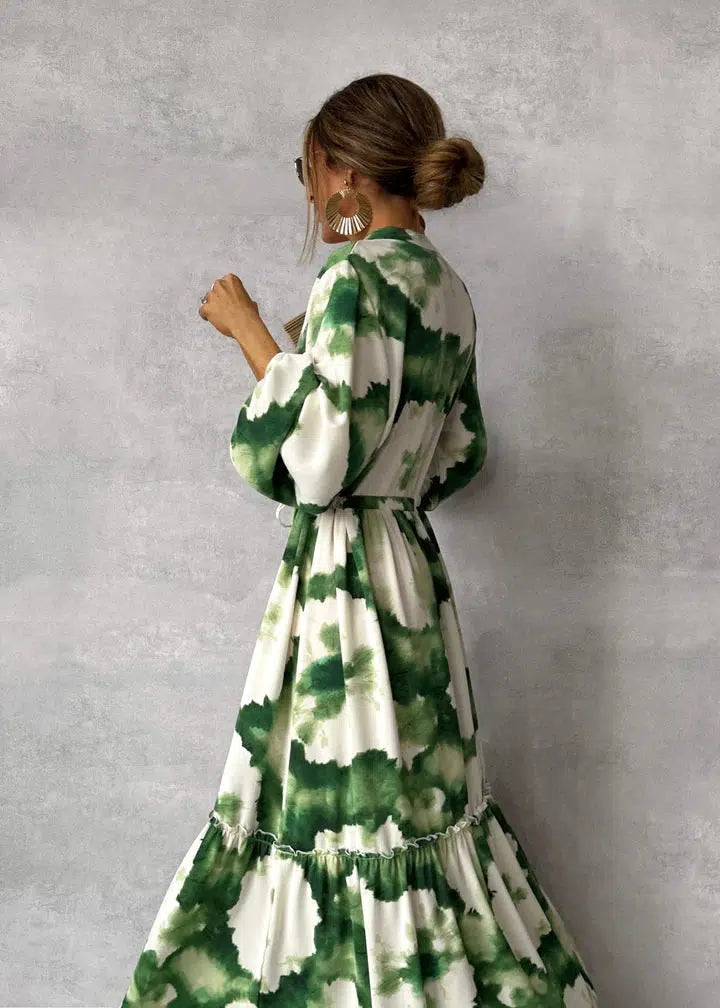 Stilfuld lang print kjole i grønne nuancer til kvinder, en komfortabel og elegant damekjole.