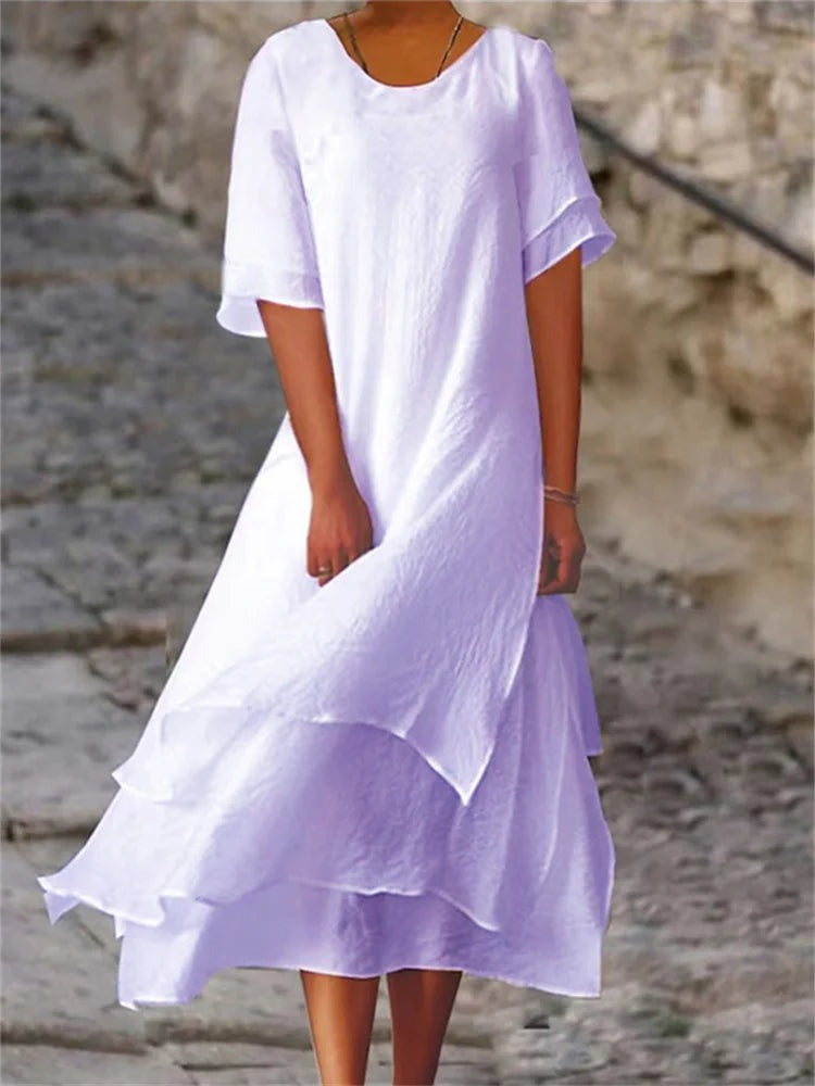 Smuk lang kjole med rund hals til kvinder; en elegant sommer- eller festkjole.