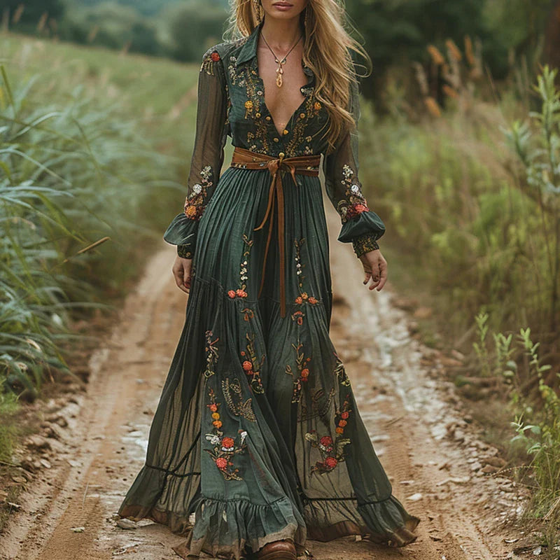 Elegant langærmet maxikjole til kvinder i smukt grønt/mørkebrunt blomstret boho design. Ideel til sommer og fest.