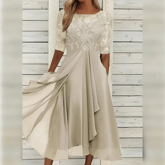 Elegant lang sommerkjole til kvinder med stilfulde detaljer. Perfekt som festkjole eller feriekjole.