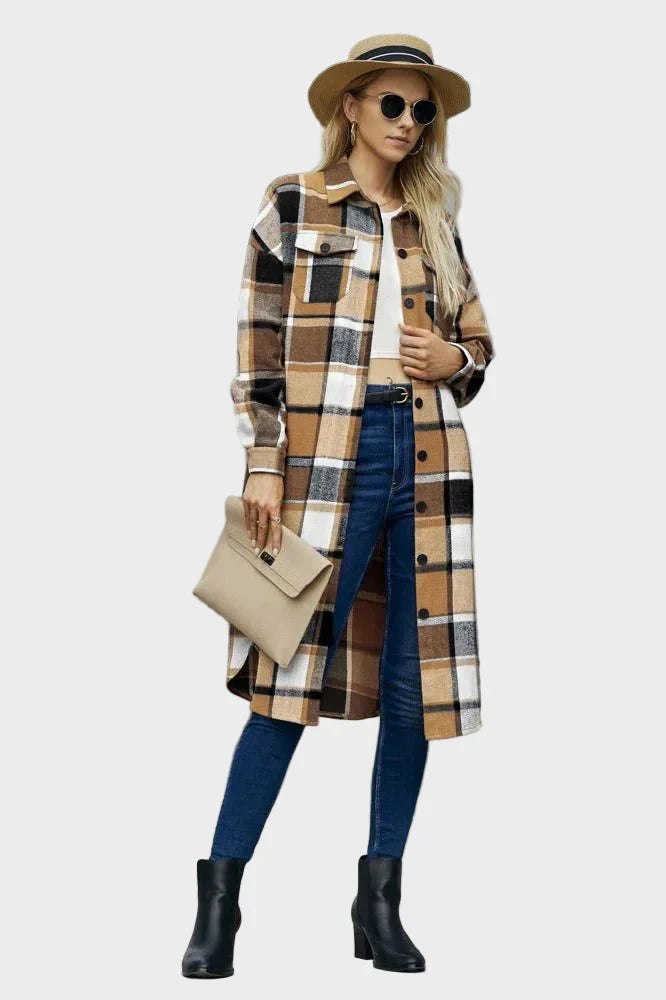 Elegant lang ternet damefrakke med revers, klassisk design perfekt som overgangsfrakke til efteråret.
