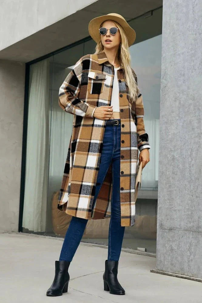 Klassisk damefrakke i ternet design med revers, set bagfra. En elegant lang efterårsfrakke til kvindemode.