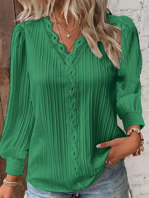 "Elegant lanterne bluse med romantiske blonder og lanterneærmer i moderne stil, perfekt til enhver anledning."