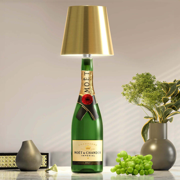 Stilfuld LED bordlampe, der bruger genbrugsflasker. Ideel til hygge, stemningslys og indretning.