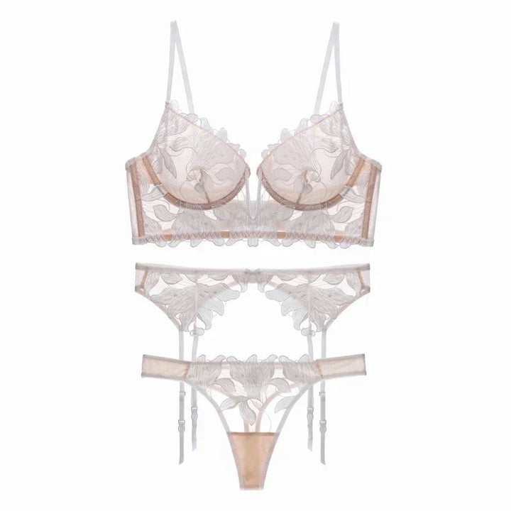 "Elegant lingerisæt med fransk blonde, delikate blomsterdetaljer og optimal komfort, perfekt til den moderne kvinde."