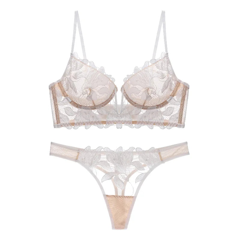 "Elegant lingerisæt med fransk blonde, delikate blomsterdetaljer og optimal komfort, perfekt til den moderne kvinde."