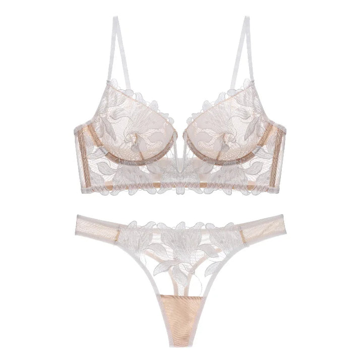 "Elegant lingerisæt med fransk blonde, delikate blomsterdetaljer og optimal komfort, perfekt til den moderne kvinde."