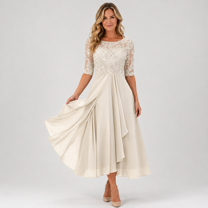 Beige lang aftenkjole i elegant design. En luksus damekjole perfekt som festkjole til special lejlighed.