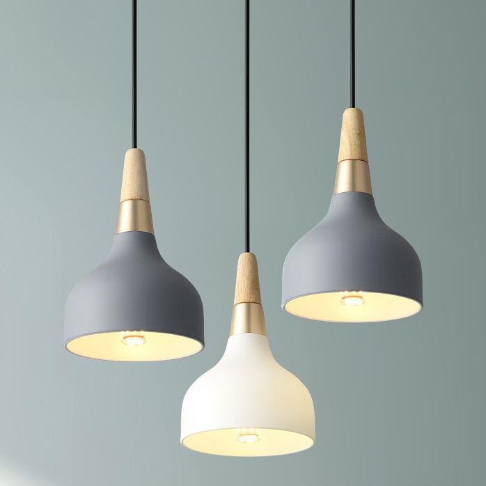 "Elegant macaron disc pendellampe i hvide og pastelfarver, moderne design, ideel til stuer og caféer. Stilfuldt jern og træ."