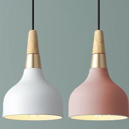 "Elegant macaron disc pendellampe i hvide og pastelfarver, moderne design, ideel til stuer og caféer. Stilfuldt jern og træ."