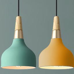 "Elegant macaron disc pendellampe i hvide og pastelfarver, moderne design, ideel til stuer og caféer. Stilfuldt jern og træ."