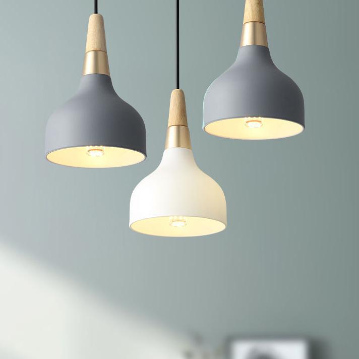 "Elegant macaron disc pendellampe i hvide og pastelfarver, moderne design, ideel til stuer og caféer. Stilfuldt jern og træ."