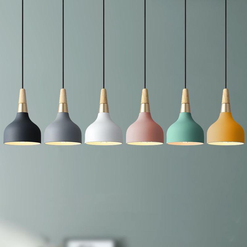 "Elegant macaron disc pendellampe i hvide og pastelfarver, moderne design, ideel til stuer og caféer. Stilfuldt jern og træ."
