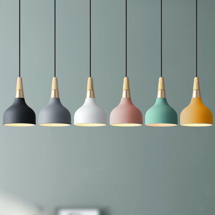 "Elegant macaron disc pendellampe i hvide og pastelfarver, moderne design, ideel til stuer og caféer. Stilfuldt jern og træ."