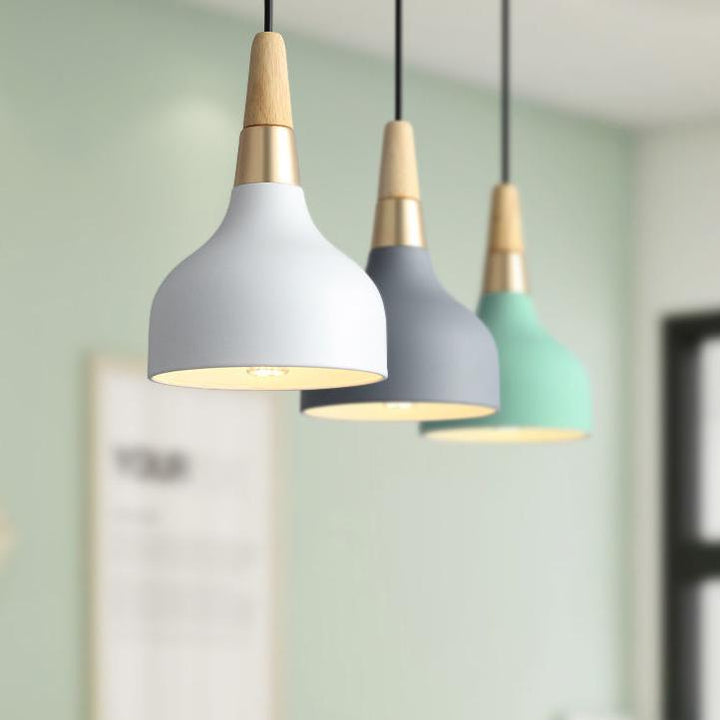 "Elegant macaron disc pendellampe i hvide og pastelfarver, moderne design, ideel til stuer og caféer. Stilfuldt jern og træ."