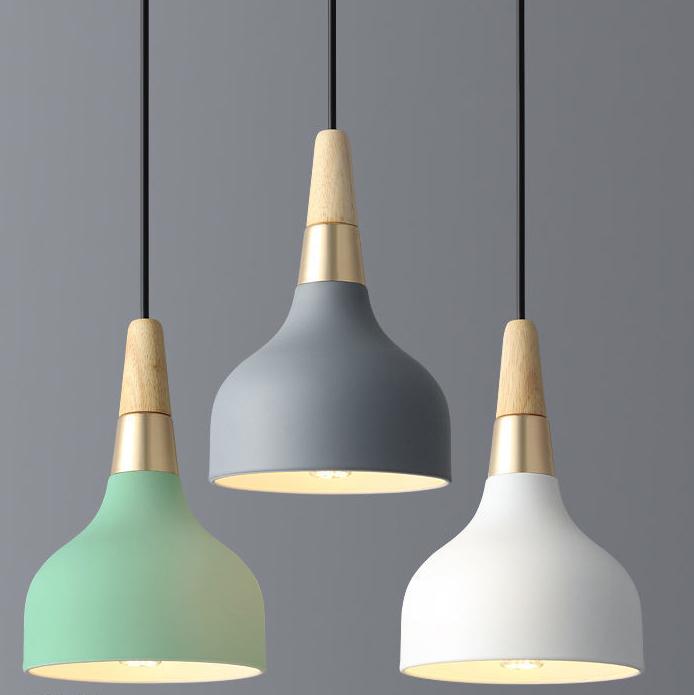 "Elegant macaron disc pendellampe i hvide og pastelfarver, moderne design, ideel til stuer og caféer. Stilfuldt jern og træ."