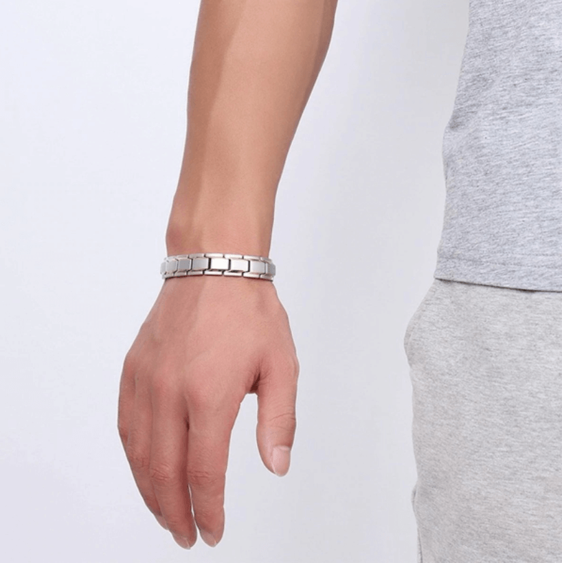 Sølvfarvet magnetarmbånd til mænd. Elegant og moderne accessory, der fuldender din hverdagssmykkekollektion.