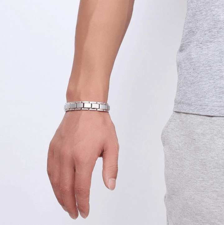Sølvfarvet magnetarmbånd til mænd. Elegant og moderne accessory, der fuldender din hverdagssmykkekollektion.