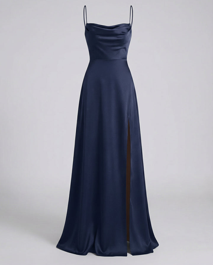 Elegant lang maxikjole til kvinder med moderne slids. Ideel til sommer og stilfuld mode.