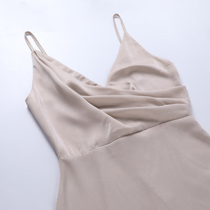 Figursyet elegant kjole med slids & spaghetti stropper. Perfekt til enhver festlig anledning.