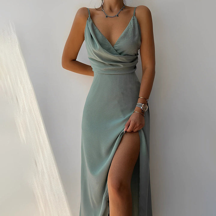 Kvinders elegante sommer maxikjole. Slids og spaghetti stropper for en stilfuld look.