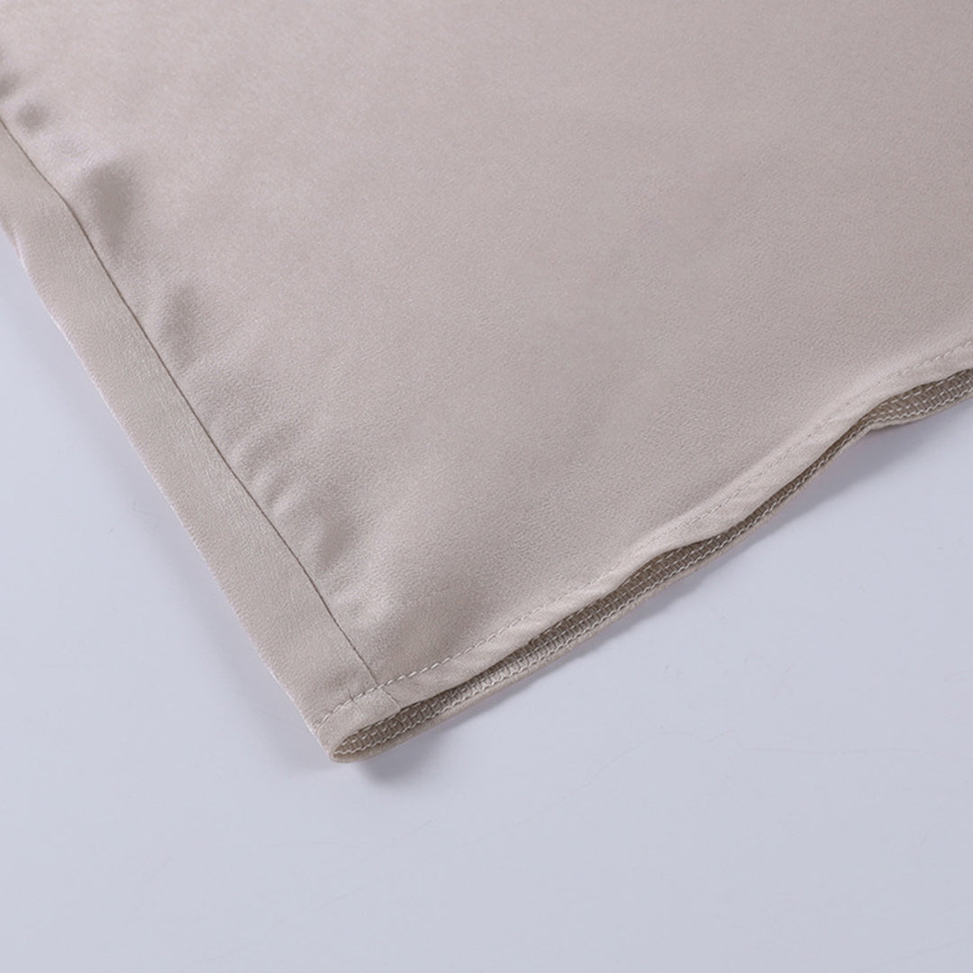 Elegant kvindekjole med dyb slids & tynde stropper. Ideel som festkjole og aftenkjole.
