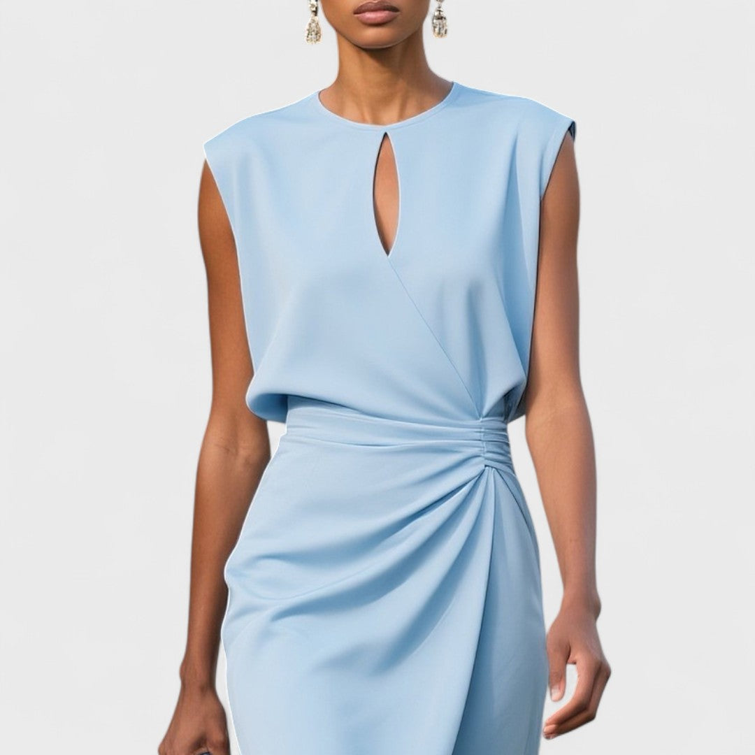 Kvinders elegante maxikjole på model, viser smukt fald og bevægelse. Perfekt formel eller casual kjole.