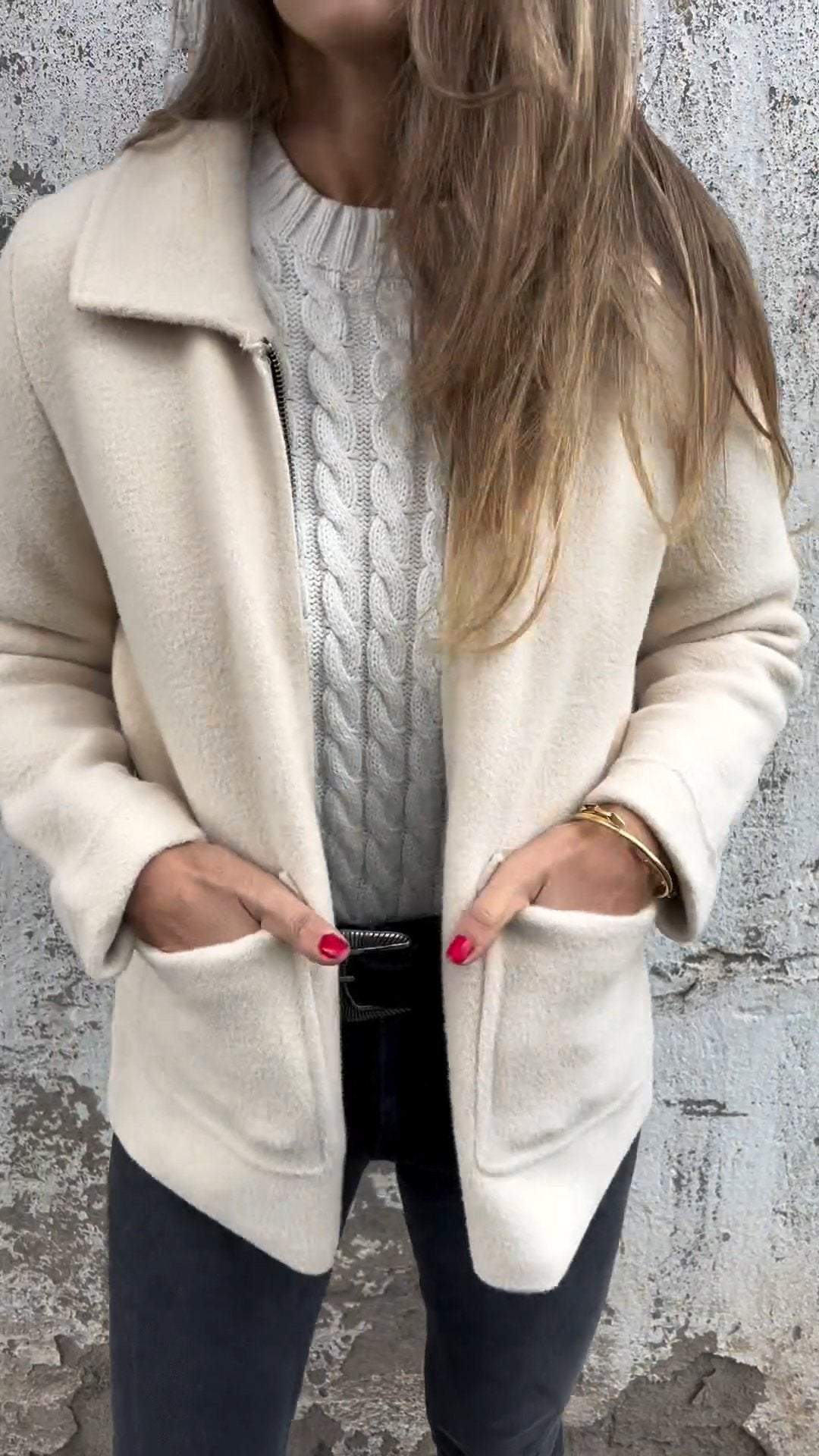 Minimalistisk mellemlang jakke til kvinder med lynlås. En elegant og alsidig løsning til daglig komfort.