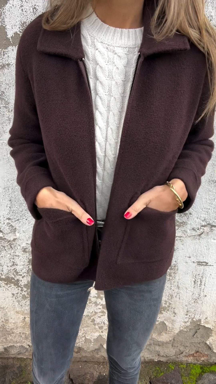 Casual mellemlang kvindejakke med lynlås og lommer. Tilbyder stilfuld komfort og et moderne look til hverdagen.