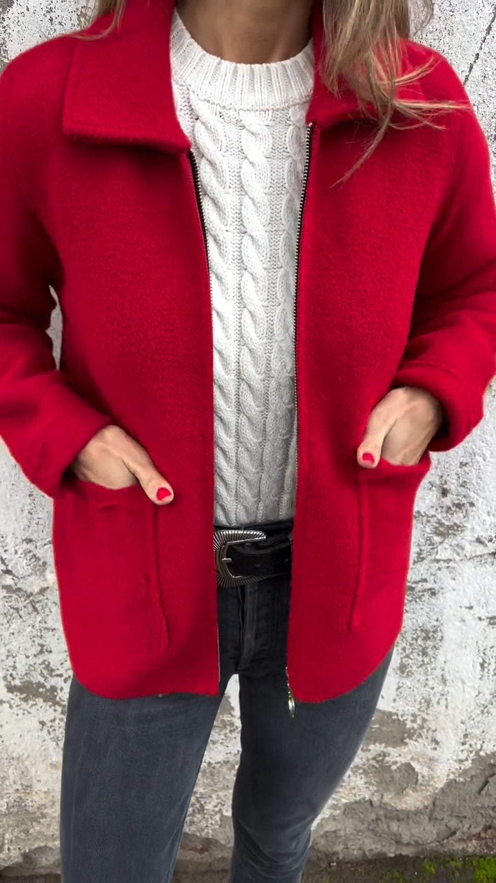 Elegant og funktionel overgangsjakke til kvinder med lynlås. Mellemlangt design for et stilrent og komfortabelt look.