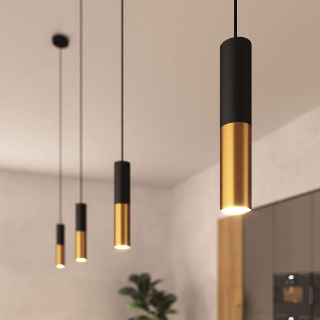 "Elegant messing og sort tube pendellampe, ideel til køkkenet, med børstet finish og justérbar ledning for fleksibel belysnin