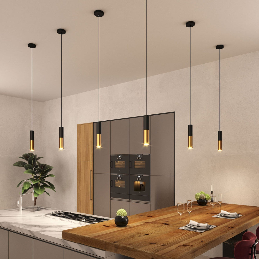 "Elegant messing og sort tube pendellampe, ideel til køkkenet, med børstet finish og justérbar ledning for fleksibel belysnin