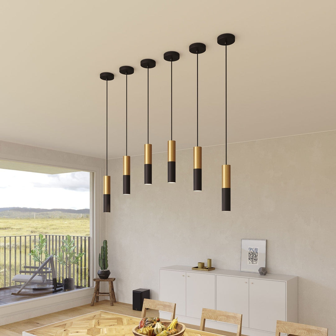 "Elegant messing og sort tube pendellampe, ideel til køkkenet, med børstet finish og justérbar ledning for fleksibel belysnin